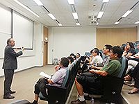 中大副校長侯傑泰教授向中國計量學院代表團介紹翻轉教室的概念